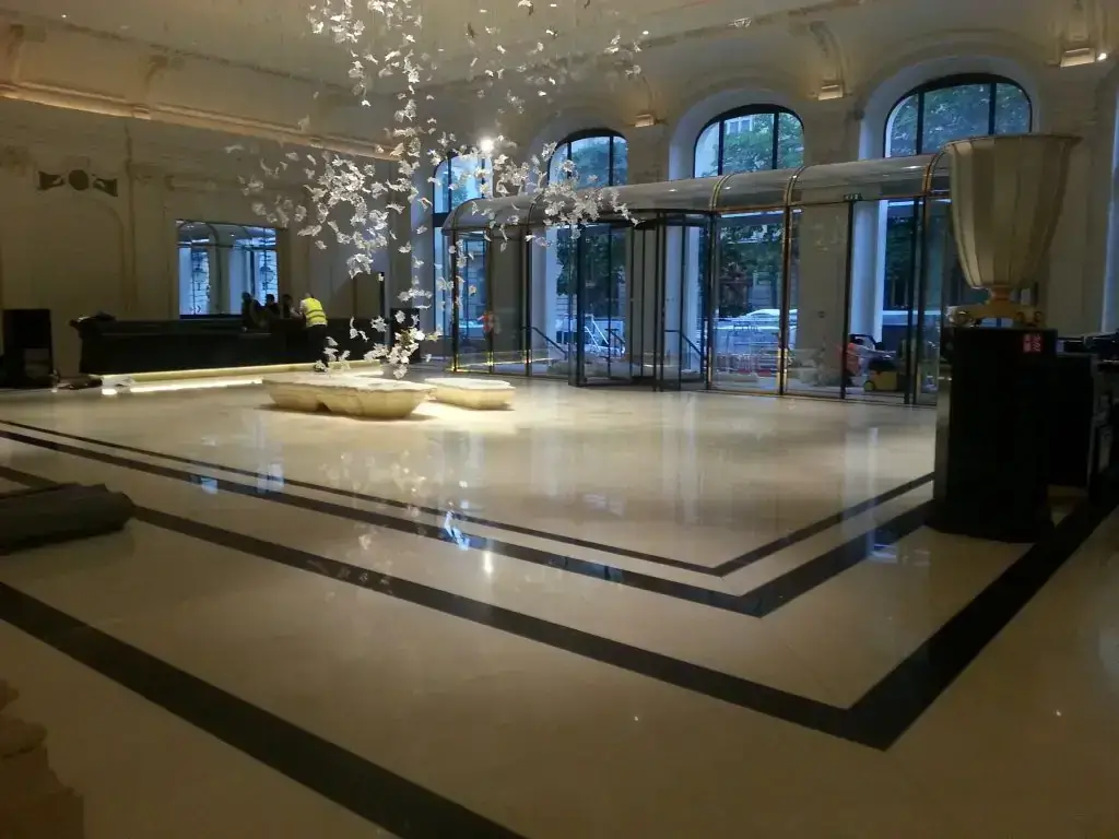 Sol en marbre luxueux de l'Hôtel Peninsula après rénovation par nos marbriers à Paris