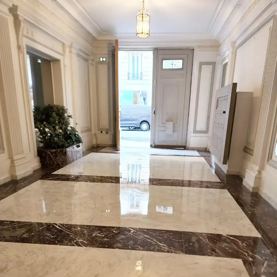 Sol poli en marbre dans un hall parisien