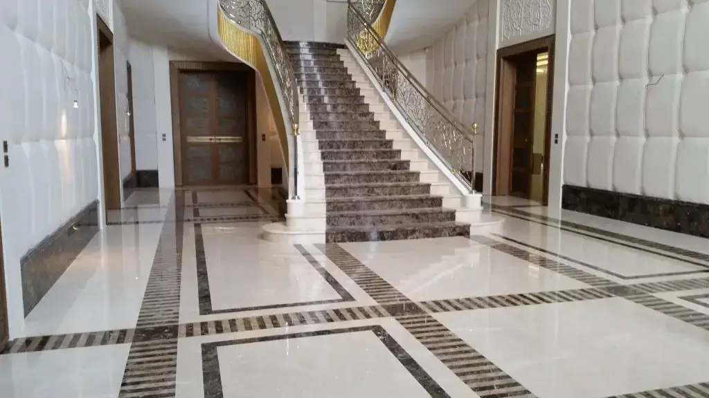 Escalier monumental en marbre de l'Ambassade d'Arabie Saoudite restauré à Paris 8e